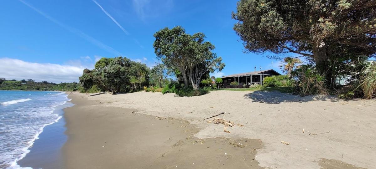 Beachfront Bliss - Your Parapara Seaside Retreat 外观 照片
