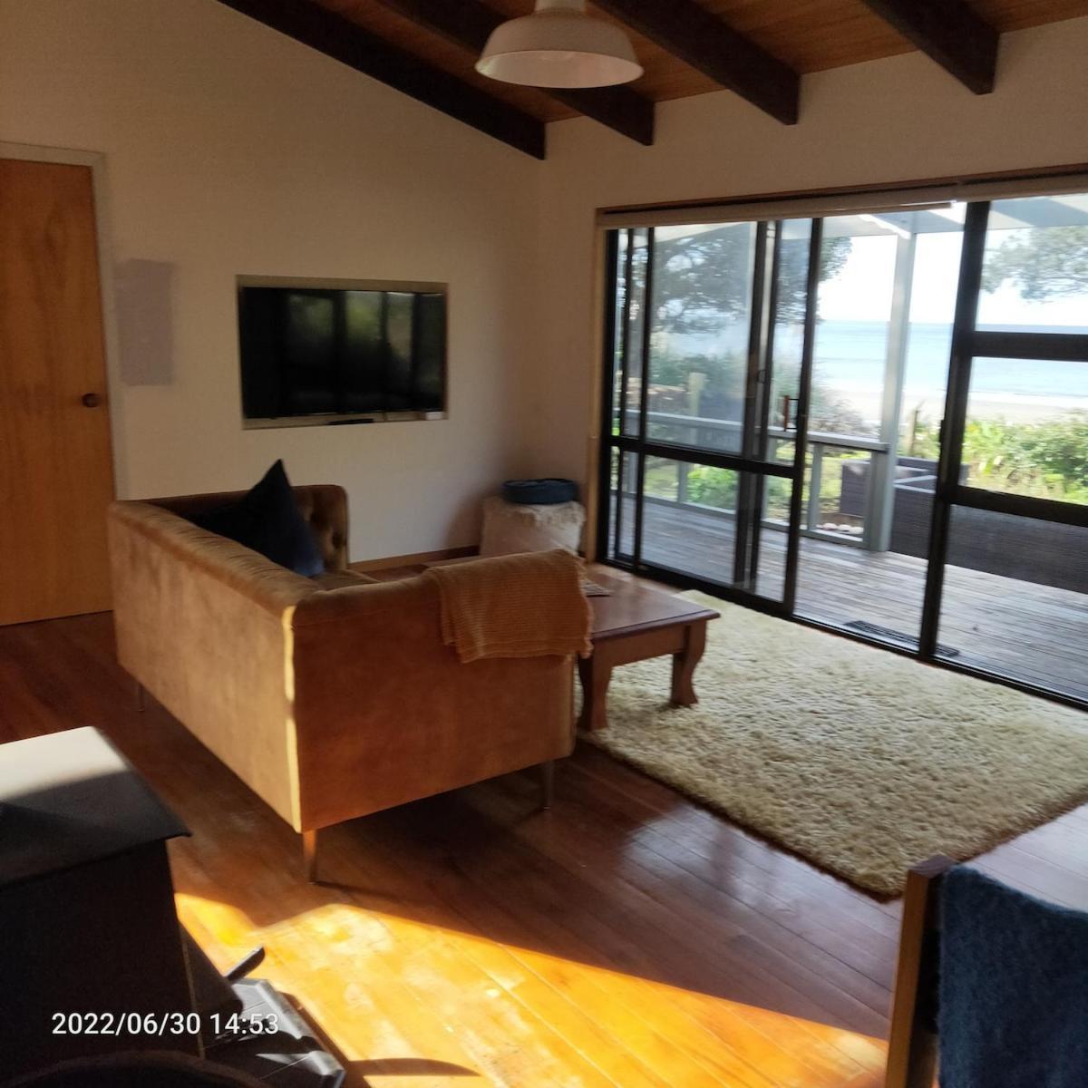 Beachfront Bliss - Your Parapara Seaside Retreat 外观 照片