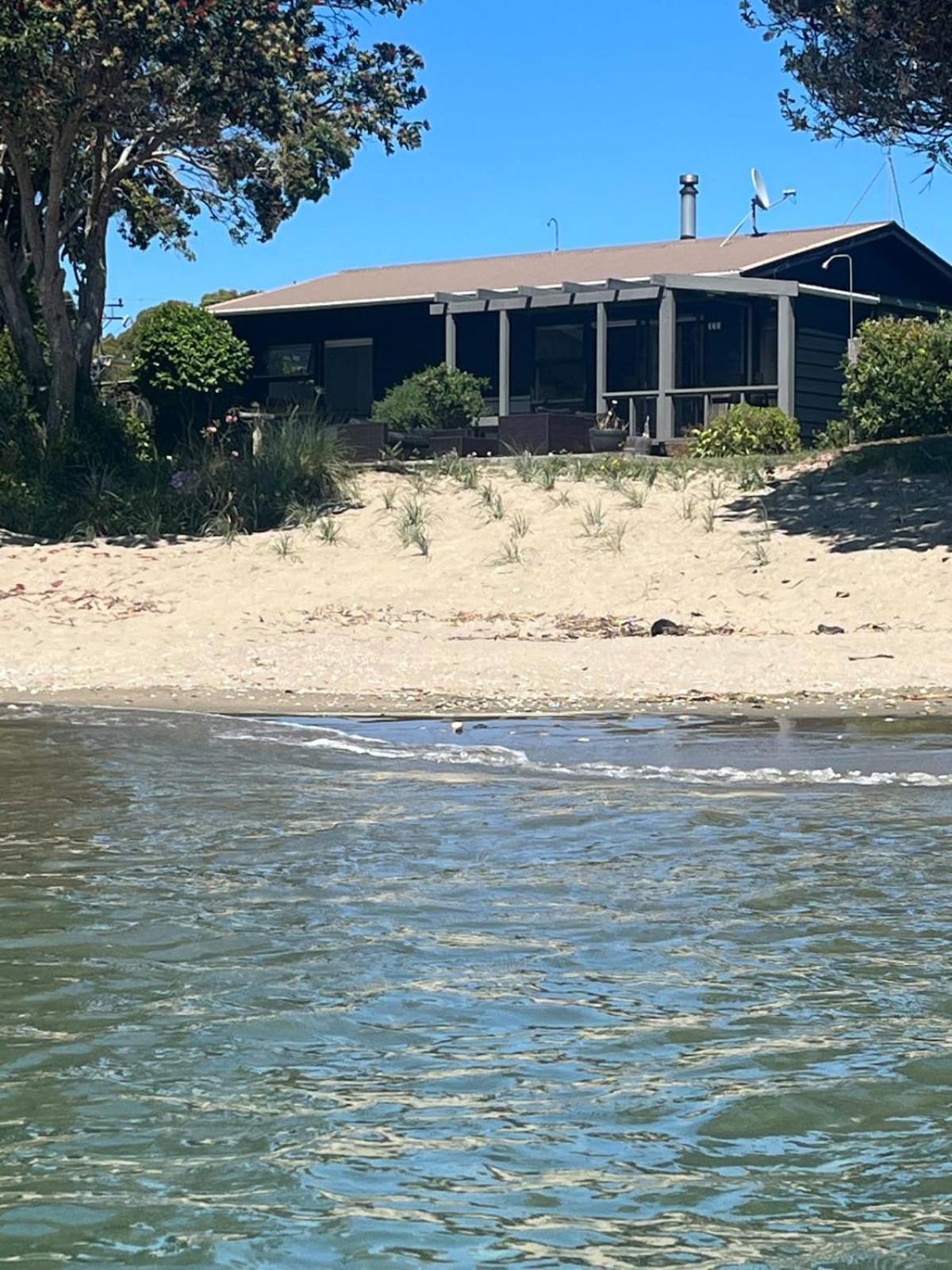 Beachfront Bliss - Your Parapara Seaside Retreat 外观 照片