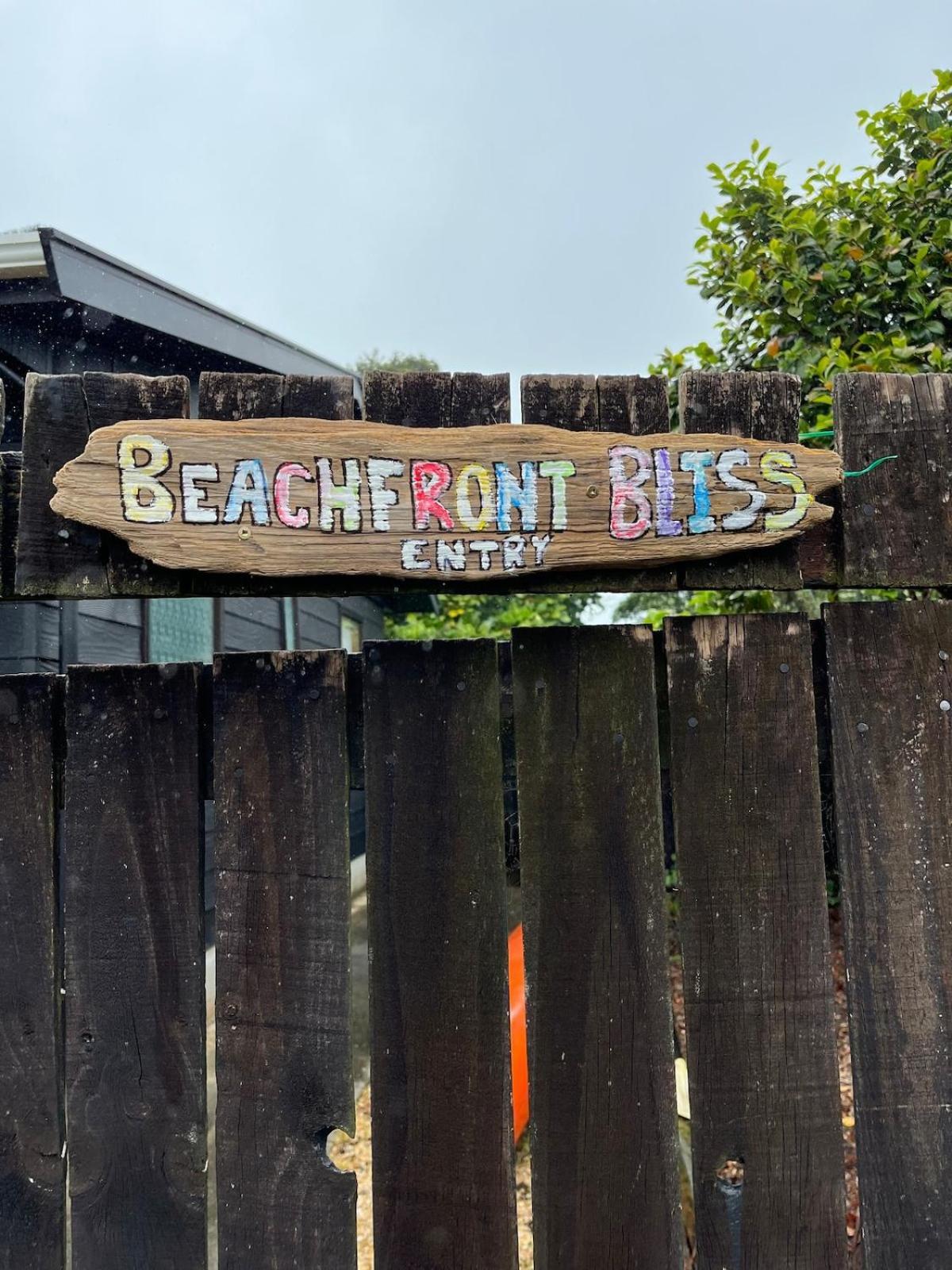 Beachfront Bliss - Your Parapara Seaside Retreat 外观 照片