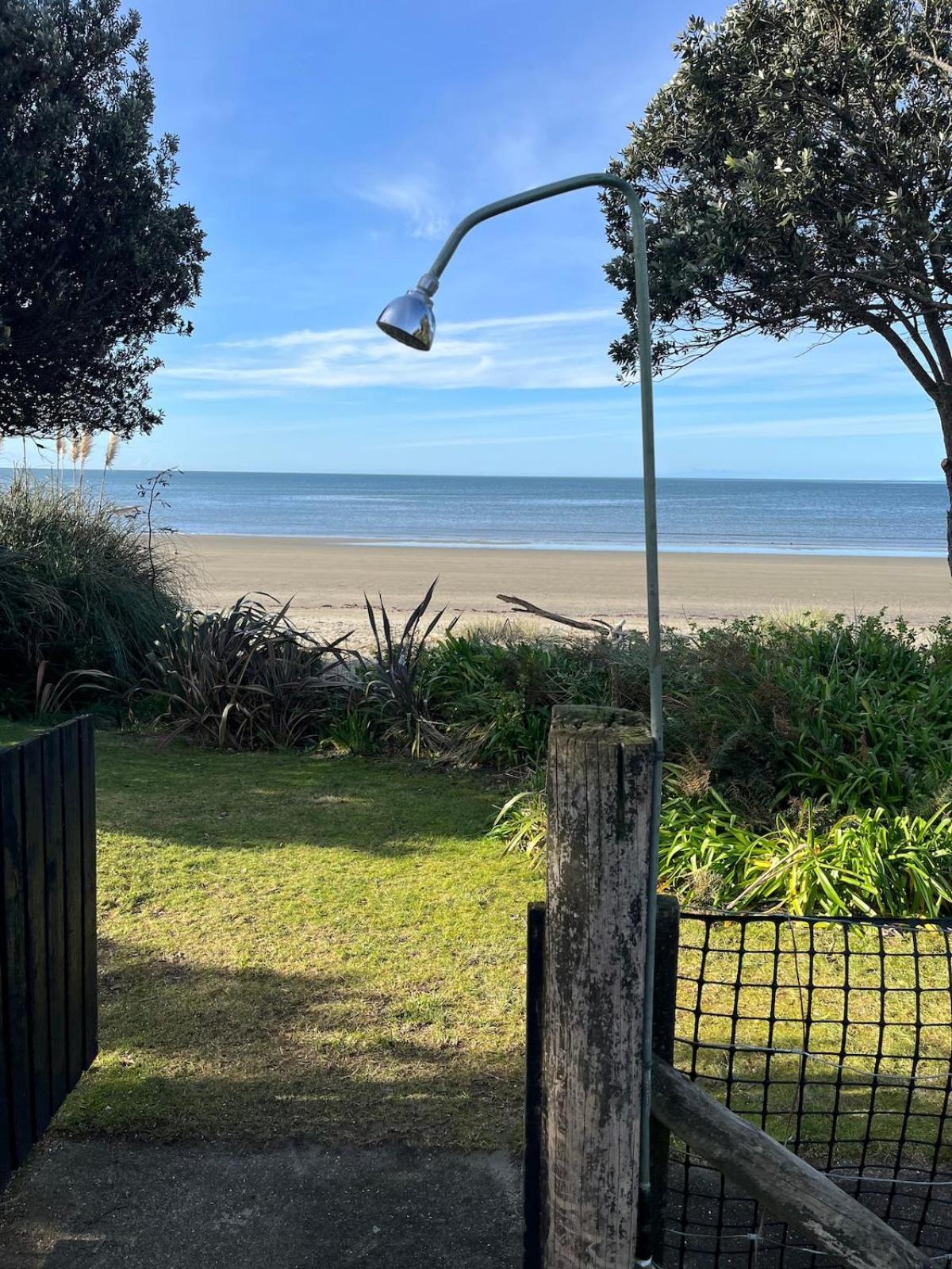 Beachfront Bliss - Your Parapara Seaside Retreat 外观 照片